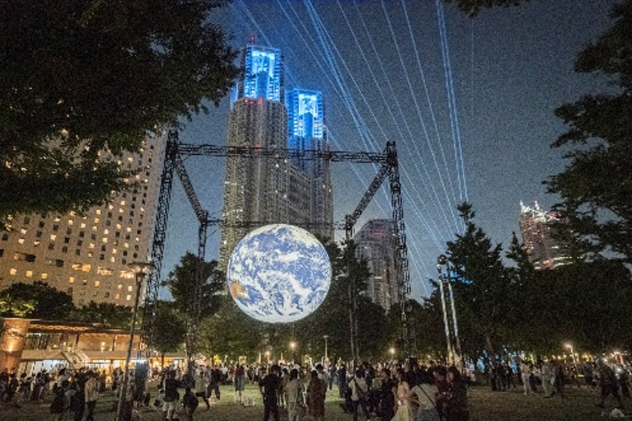                  『GAIA』Courtesy of Light Art Collection
Luke Jerram      Created in partnership with the Natural Environment Research Council (NERC), Bluedot Festival and The UK Association for Science and Discovery Centres. With supporting partners Culture Liverpool and Liverpool Cathedral.